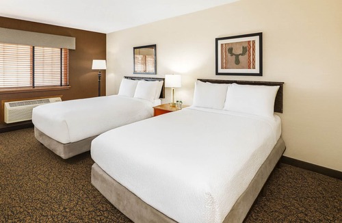 Peoria Hotel | Ease Your Senses! Elegant Lodging with Stunning Views of IL's River Valley