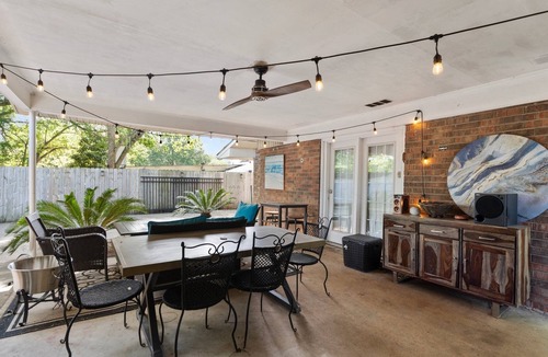 Gunter Afs House | EAST MONTGOMERY GETAWAY KING BEDS COVERED PATIO SMART TVS KITCHEN WELL STOCKED