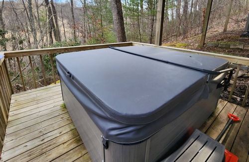 Butler Ski Chalet | East Tennessee Lodge 25 minutes from Beech Mountain with a hot tub!