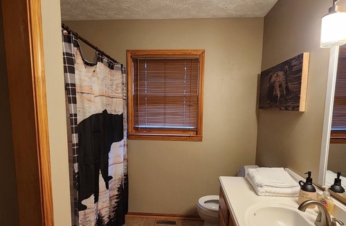 Butler Ski Chalet | East Tennessee Lodge 25 minutes from Beech Mountain with a hot tub!