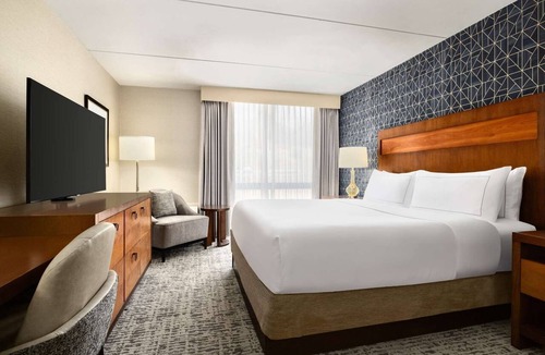 Green Tree Hotel | Easy Access To Downtown + Free Parking&Restaurant