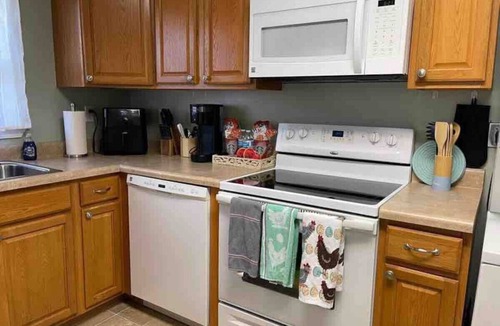 Rockwood House | Easy Checkout-Safe & Comfy 3BR-King Bed-Pets OK
