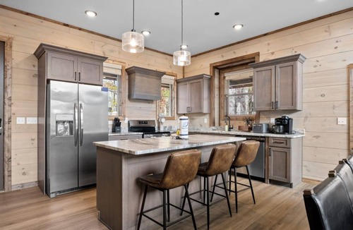 Sevierville Cabin | Easy Stony- New- Hot Tub- Game Room- LUX