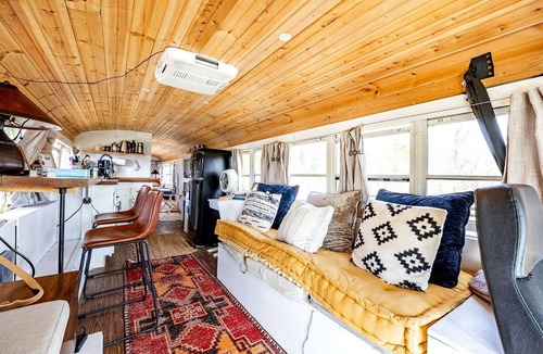 Grandview Villa | Eccentric Converted Bus, Perfect for a Tennessee Vacation
