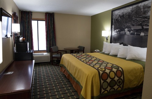 Canton Hotel | Econo Lodge Canton North