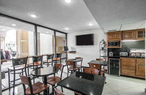 Ellendale Hotel | Econo Lodge Inn & Suites Memphis East