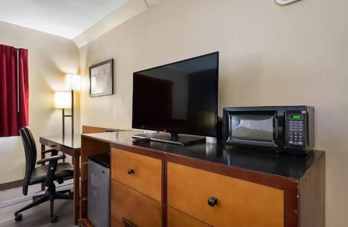 Mason City Hotel | Econo Lodge Inn & Suites Mason City - Clear Lake