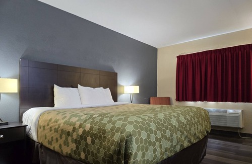Mason City Hotel | Econo Lodge Inn & Suites Mason City - Clear Lake