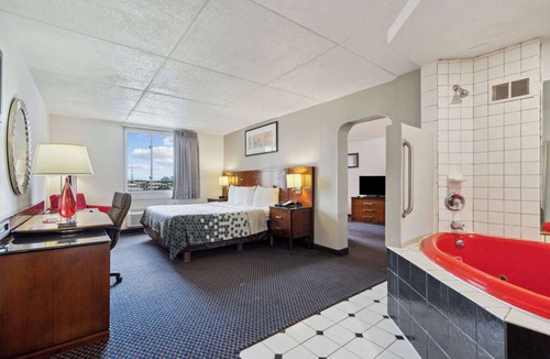 Waterloo Hotel | Econo Lodge Inn & Suites Waterloo Downtown