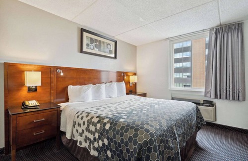 Waterloo Hotel | Econo Lodge Inn & Suites Waterloo Downtown