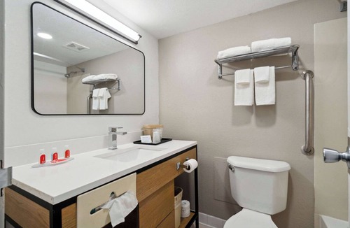 Waterloo Hotel | Econo Lodge Inn & Suites Waterloo Downtown