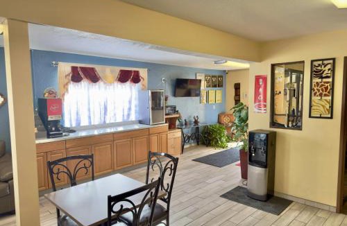 Lansing Cabin | Econo Lodge Lansing - Leavenworth