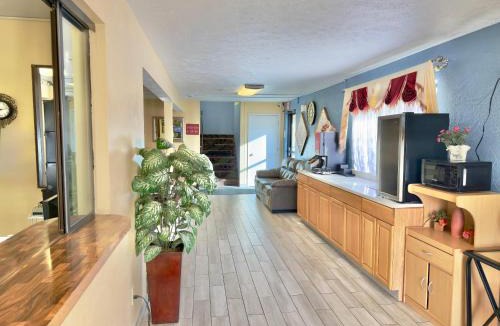Lansing Cabin | Econo Lodge Lansing - Leavenworth