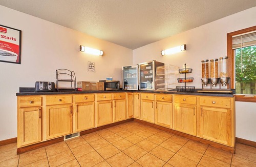 Maquoketa Hotel | Econo Lodge Maquoketa