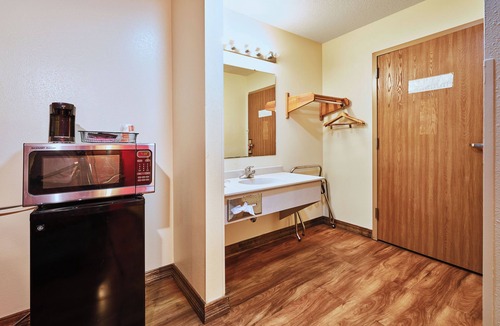 Maquoketa Hotel | Econo Lodge Maquoketa