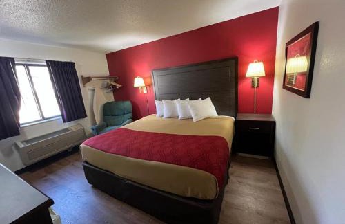 Oacoma Cabin | Econo Lodge Oacoma - Chamberlain West