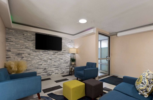 Rockford Hotel | Econo Lodge Rockford Casino Area