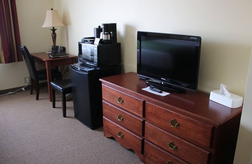 Fairbury Hotel | Edgewood Hotel & Suites