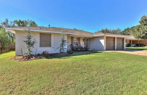 Edmond House | Edmond 4 bedroom, 2.5 bathroom open and peaceful ranch house.