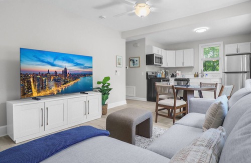 Lake Forest Apartment | Elegant 1 Bedroom, Steps to Metra & Dining in Lake Forest!