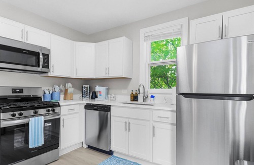 Lake Forest Apartment | Elegant 1 Bedroom, Steps to Metra & Dining in Lake Forest!