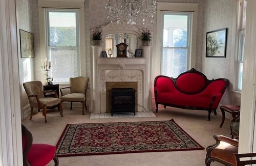 Roanoke House | Elegant Blue suite in Victorian Estate