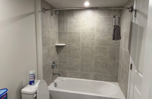 Corbin House | Elegant & Charming Modern Room -1 bedroom in adorable Fredericksburg with AC