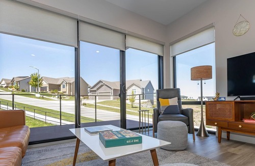 Manhattan Condo | Elegant Condo Minutes to Colbert Hills Golf Course, KSU, and Downtown Manhattan