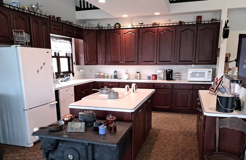 Martell House | Elegant Country Retreat, 20 min to Lincoln