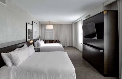 Downtown Des Moines Hotel | Elegant King Room w/Heavenly Bed Near Des Moines Civic Center - 3 Units