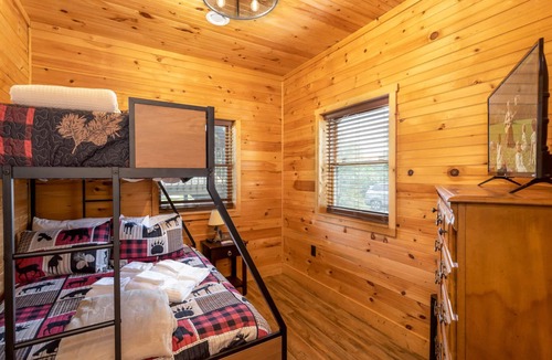 Vilas Cabin | Elegant Lodge Near Historic Valle Crucis