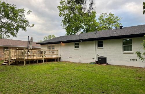 Denison House | Elegant Spacious 3 Bedroom Home fenced back yard and Garage