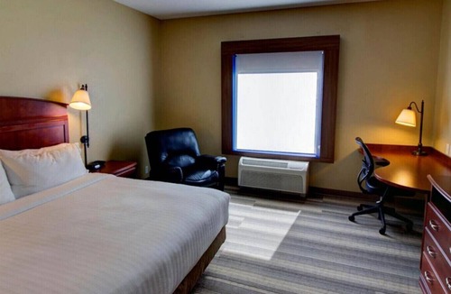 Sioux City House | Elegant Style for Leisure Travel! W/ Hot Tub