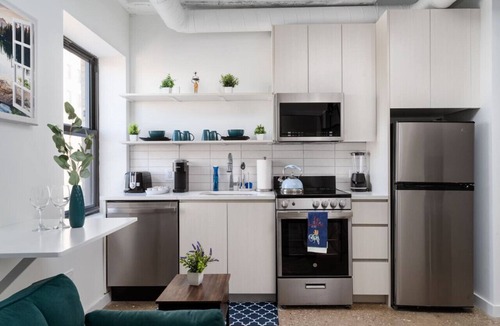 Uptown Apartment | Elegant Style Loft Montrose Beach Rooftop WFH Gym