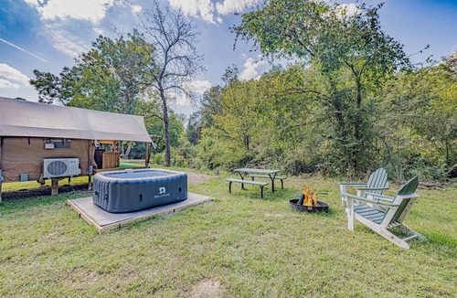 Newport RV Rental | Elevated Glamping|HotTub|Near PF,GBurg & Asheville