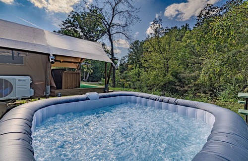 Newport RV Rental | Elevated Glamping|HotTub|Near PF,GBurg & Asheville