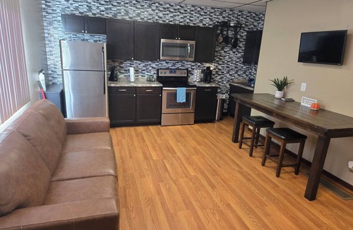 Ellsworth Apartment | Elĺsworth BNB on interatate 35 Central Iowa brownstone apartment pets allowed!