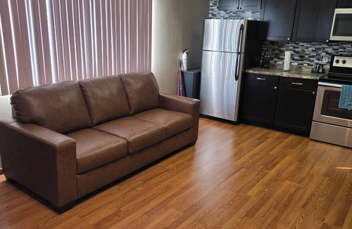 Ellsworth Apartment | Elĺsworth BNB on interatate 35 Central Iowa brownstone apartment pets allowed!