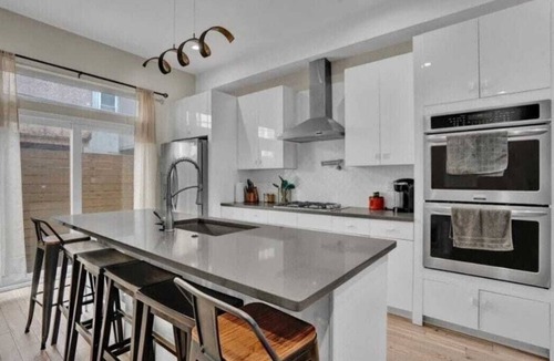 Point Breeze House | Emerald Luxury Home with Jacuzzi on Private Roof