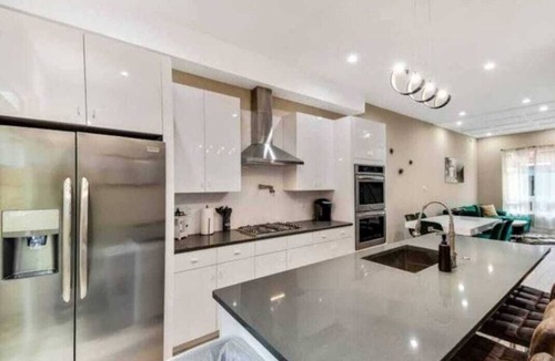 Point Breeze House | Emerald Luxury Home with Jacuzzi on Private Roof