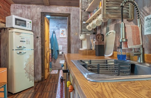 Wedowee Cabin | Enchanted Tiny Stay w/Hot tub-The Stowaway