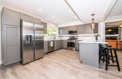 Twin Lakes House | EnglishPrairieBnB - 8 Bedroom - 4.5 Bathrooms