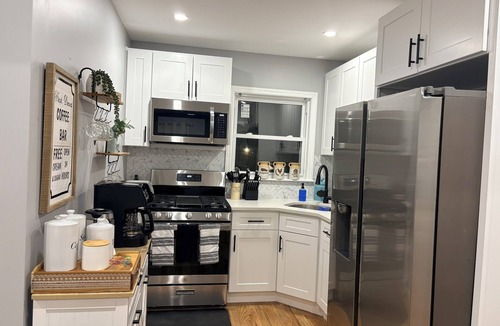 Woodbridge Apartment | Enjoy a comfortable 2-BDR Apt. in the heart of Woodbridge, NJ!