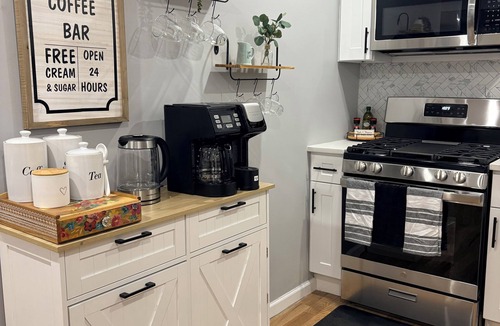Woodbridge Apartment | Enjoy a comfortable 2-BDR Apt. in the heart of Woodbridge, NJ!