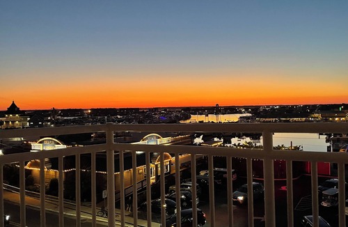 Wildwood Condo | Enjoy beautiful bay sunsets in this Marina Bay rental
