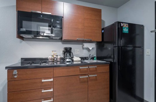 Brookings Hotel | Enjoy Brookings – 2 Queen Bed Suite w/Kitchenette, Dining & Easy City Access