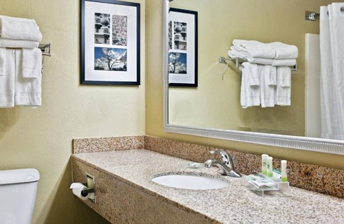 Moline House | Enjoy free airport transfers to and from our room in Moline