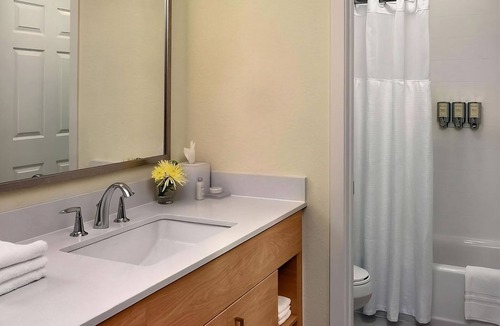Monmouth Junction Hotel | Enjoy Free Breakfast and Seasonal Pool! Ideal Family Stay in Princeton!