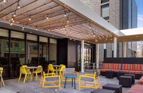 Des Moines Hotel | Enjoy Prime Comfort in Spacious Room Near Attractions | Pets Allowed
