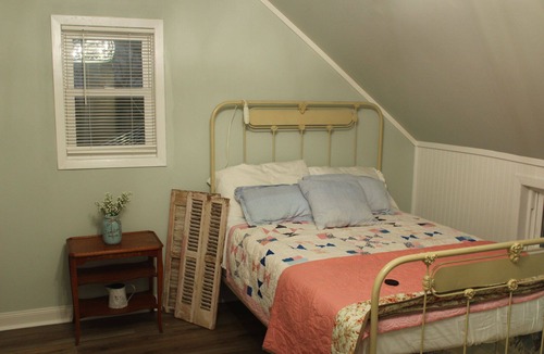 Dawn House | Enjoy rural Missouri and a quiet getaway at White Cottage Farm.
